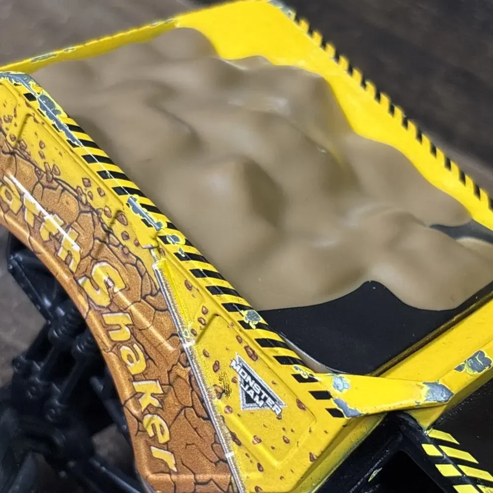 Monster Jam Earth Shaker Diecast Monster Truck Toy 1:24 Yellow Black Collectible